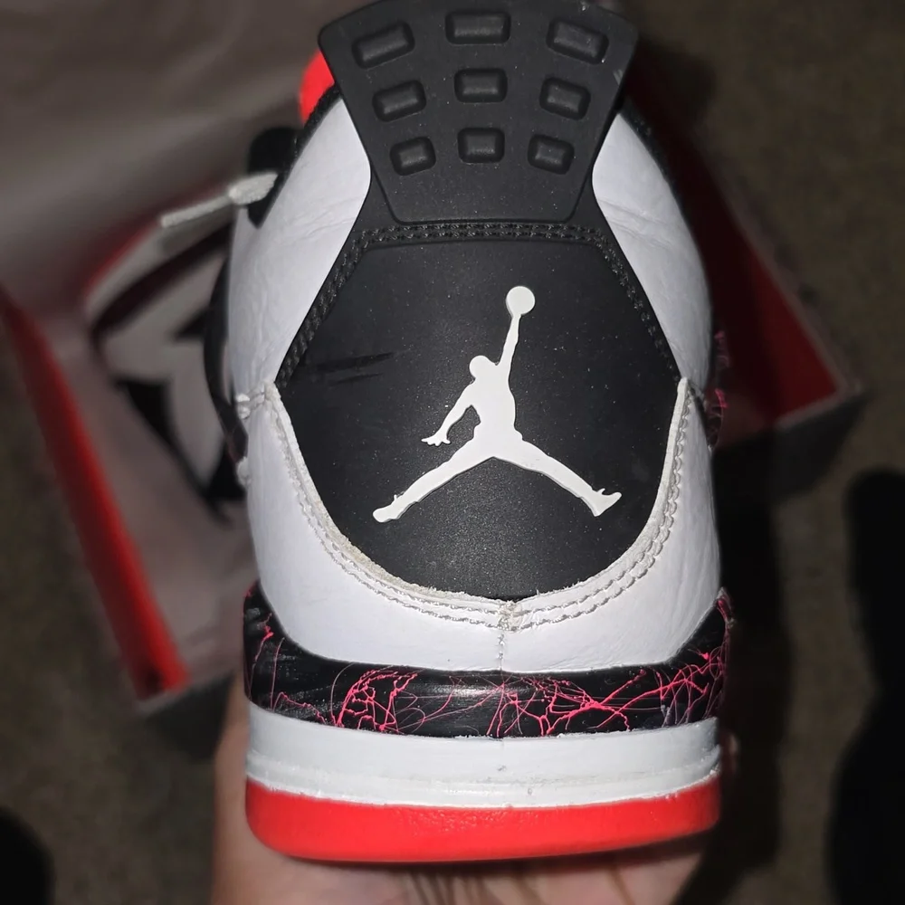 Air Jordan 4 Retro - Picture 3 of 9
